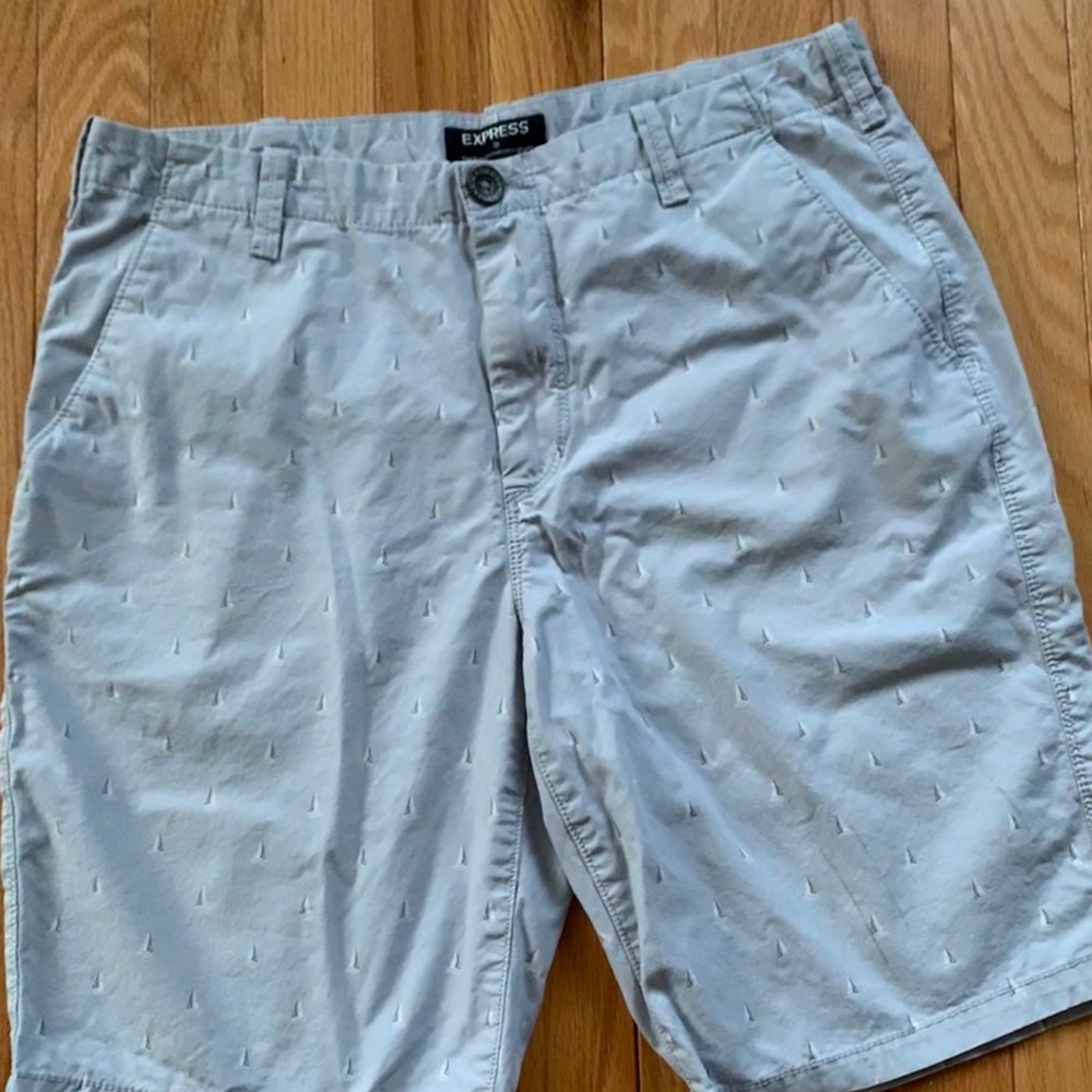 Express Light Gray Embroidered Sailboat Shorts Men’s Size 30